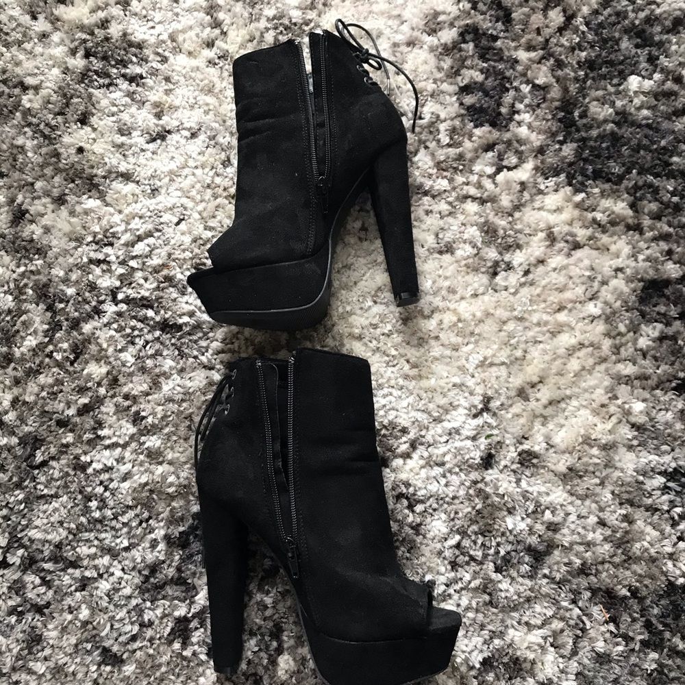 Wild Diva Lounge Black laced Back Peep Toe Chunky